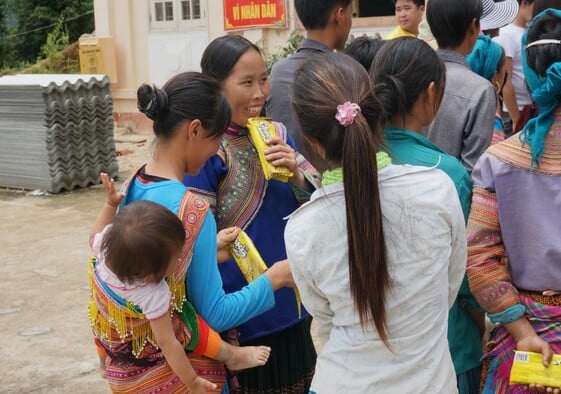 TRG_trong_chuyến_thăm_từ_thiện_tới_vùng_núi_Tây_Bắc_của_Tổ_Quốc_1