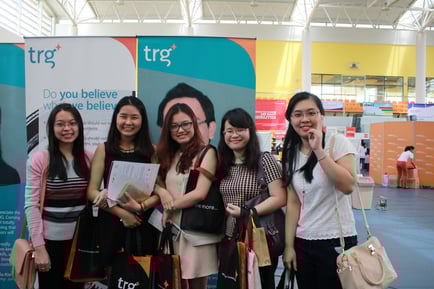 Sinh viên tham gia quầy thông tin của TRG International Sinh viên tham gia quầy thông tin của TRG International