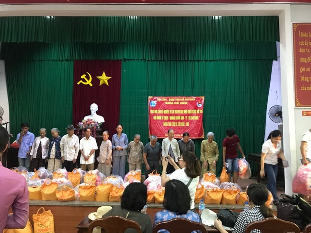 TRG presented gifts to the elders in Hue